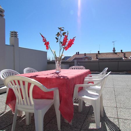 Colorful Attic With Large Terrace - Beahost Apartment Bibione Bagian luar foto