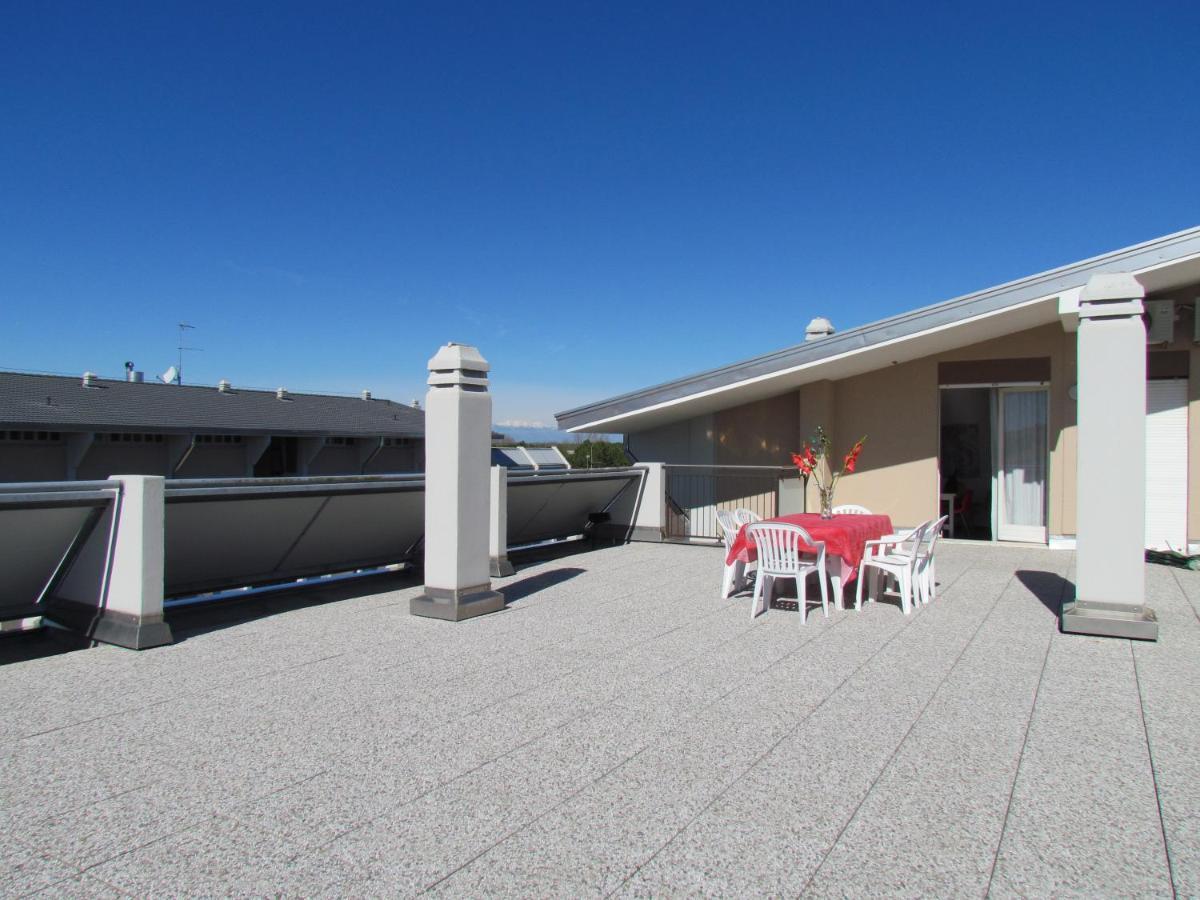Colorful Attic With Large Terrace - Beahost Apartment Bibione Bagian luar foto