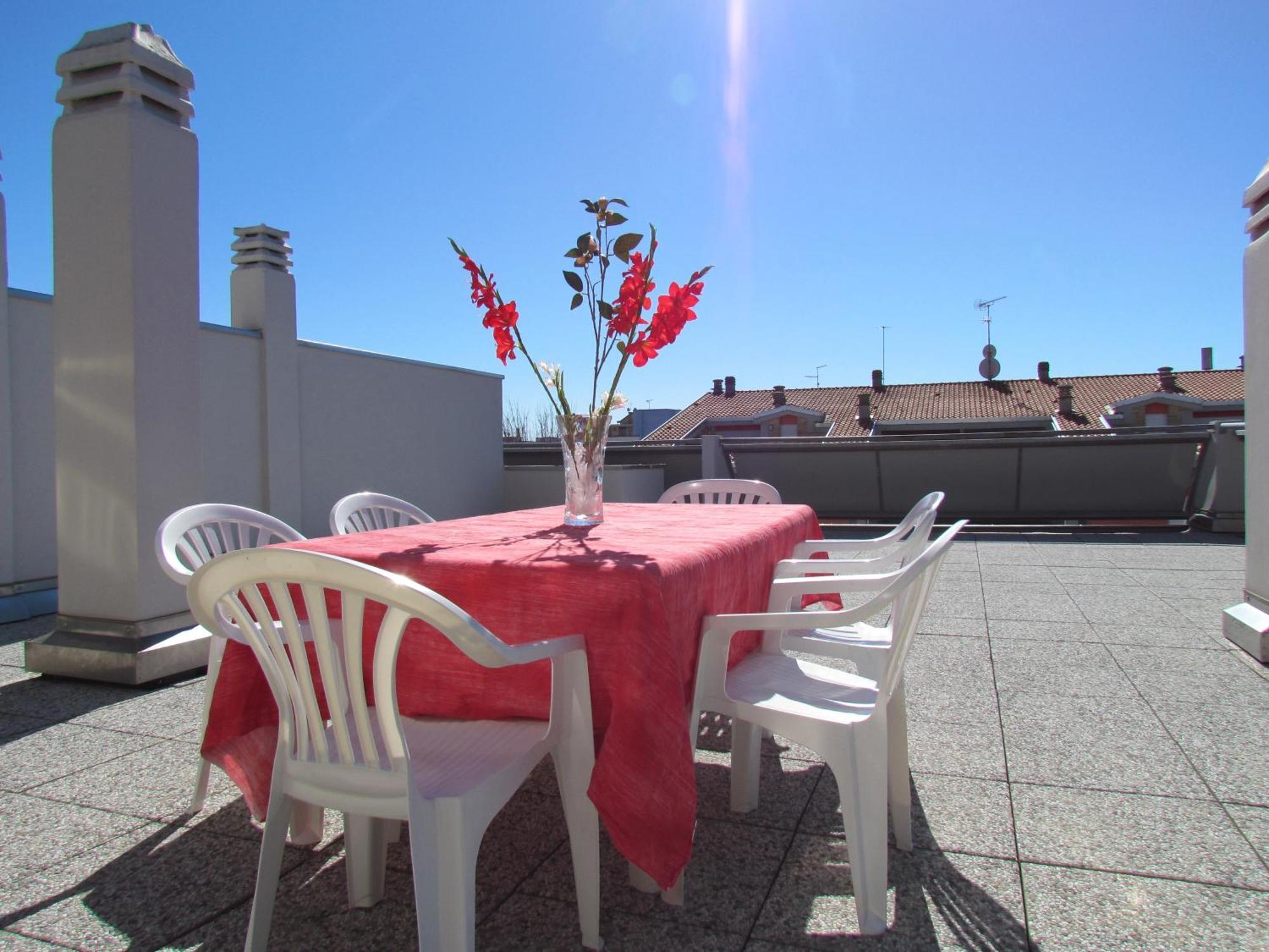 Colorful Attic With Large Terrace - Beahost Apartment Bibione Bagian luar foto